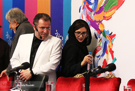 یلدا جبلی، کارگردان، و محمود گبرلو، مجری، در نشست خبری فیلم سینمایی جمشیدیه 