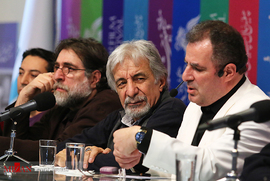 محمود گبرلو، مجری، محمد صادق آذین و فردین خلعتبری ، تهیه کنندگان، در نشست خبری فیلم سینمایی جمشیدیه 