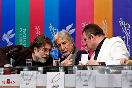 محمود گبرلو، مجری، محمد صادق آذین و فردین خلعتبری ، تهیه کنندگان،در نشست خبری فیلم سینمایی جمشیدیه 