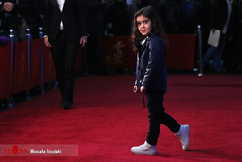 آویسا سجادی، بازیگر خردسال، در فرش قرمز فیلم سینمایی  مردی بدون سایه