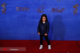 آویسا سجادی، بازیگر خردسال، در فرش قرمز فیلم سینمایی  مردی بدون سایه