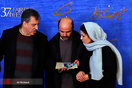 لیلا حاتمی و علی مصفا،بازیگران،علیرضا رئیسیان، تهیه کننده و کارگردان، در فرش قرمز فیلم سینمایی مردی بدون سایه
