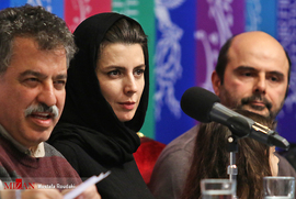 علی مصفا و لیلا حاتمی، بازیگران، و علیرضا رئیسیان، تهیه کننده و کارگردان، در نشست خبری فیلم سینمایی مردی بدون سایه