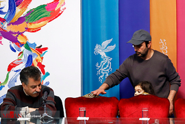 علی مصفا و آویسا سجادی، بازیگران، و علیرضا رئیسیان، تهیه کننده و کارگردان، در نشست خبری فیلم سینمایی مردی بدون سایه