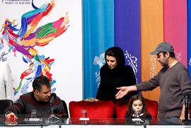 علی مصفا، آویسا سجادی و لیلا حاتمی، بازیگران، و علیرضا رئیسیان، تهیه کننده و کارگردان، در نشست خبری فیلم سینمایی مردی بدون سایه