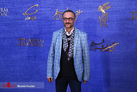 حمید ابراهیمی، بازیگر، در فرش قرمز فیلم سینمایی دیدن این فیلم جرم است