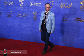 حمید ابراهیمی، بازیگر، در فرش قرمز فیلم سینمایی دیدن این فیلم جرم است
