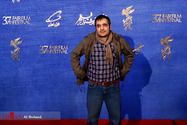 مهدی علی میرزایی، کارگردان، در فرش قرمز فیلم سینمایی پالتو شتری