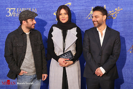 پیمان معادی، پریناز ایزدیار و نوید محمدزاده ، بازیگران، در فرش قرمز فیلم سینمایی متری شش و نیم