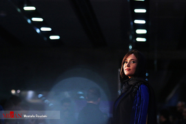 پریناز ایزدیار، بازیگر، در فرش قرمز فیلم سینمایی سرخ پوست