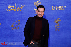 نوید محمدزاده، بازیگر، در فرش قرمز فیلم سینمایی سرخ پوست