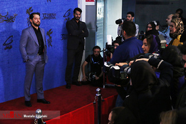 بهرام رادان، بازیگر، در فرش قرمز فیلم سینمایی سونامی