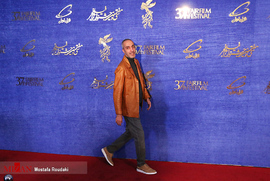 امیرمهدی ژوله، بازیگر، در فرش قرمز فیلم سینمایی سونامی