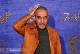 امیرمهدی ژوله، بازیگر، در فرش قرمز فیلم سینمایی سونامی