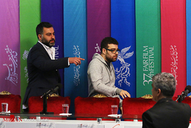 محمدرضا صدرعاملی، فیلمنامه نویس، و میلاد صدرعاملی ، کارگردان، در نشست خبری فیلم سینمایی سونامی