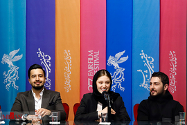 محمدرضا غفاری، فرشته حسینی و مهرداد صدیقیان، بازیگران، در نشست خبری فیلم سینمایی سونامی