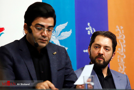 بهرام رادان، بازیگر، فرزاد حسنی،مجری، در  نشست خبری فیلم سینمایی سونامی