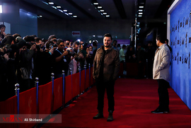 جواد عزتی، بازیگر، در فرش قرمز فیلم سینمایی جان دار 