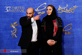 محسن تنابنده، نویسنده و کارگردان، و همسرش در فرش قرمز فیلم سینمایی قسم
