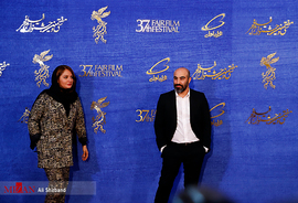 محسن تنابنده، نویسنده و کارگردان، و مهناز افشار، بازیگر، در فرش قرمز فیلم سینمایی قسم

