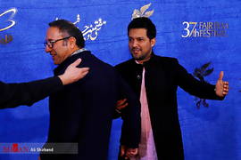 حامد بهداد ،بازیگر، و سید رضا میرکریمی تهیه کننده و کارگردان، در فرش قرمز فیلم سینمایی قصرشیرین
