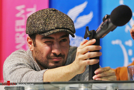 نوید محمدزاده، بازیگر، در نشست خبری فیلم سینمایی متری شش و نیم
