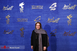 ژاله صامتی ، بازیگر، در فرش قرمز فیلم سینمایی حمال طلا

