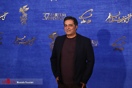 منصور سهراب پور ،تهیه کننده، در فرش قرمز فیلم سینمایی  حمال طلا