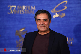 منصور سهراب پور ،تهیه کننده، در فرش قرمز فیلم سینمایی  حمال طلا