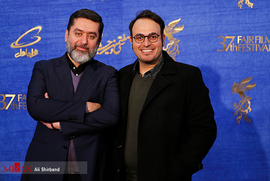 محمدحسین مهدویان ،کارگردان، و سید محمود رضوی ،تهیه کننده ، در فرش قرمز فیلم سینمایی  ماجرای نیمروز ۲ رد خون 