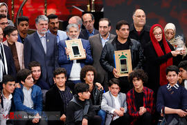 آزادگان گروه 23 نفر به همراه بازیگران فیلم 23 نفر 
 در اختتامیه جشنواره فیلم فجر ۹۷