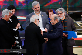 اهداء سیمرغ بلورین بهترین بازیگر نقش مکمل مرد به علی نصیریان برای فیلم مسخره باز در اختتامیه جشنواره فیلم فجر ۹۷