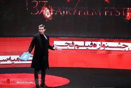 اهداء سیمرغ بلورین بهترین بازیگر نقش اول مرد به هوتن شکیبا برای فیلم شبی که ماه کامل شد، در اختتامیه جشنواره فیلم فجر ۹۷