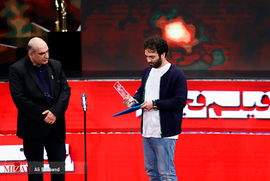 اهداء سیمرغ بلورین بهترین فیلم هنر و تجربه به همایون غنی‌زاده کارگردان فیلم مسخره‌باز ، در اختتامیه جشنواره فیلم فجر ۹۷