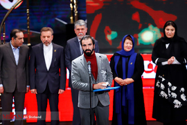 اهداء سیمرغ بلورین بهترین فیلمنامه به محسن قرایی برای فیلم ،قصر شیرین، در اختتامیه جشنواره فیلم فجر ۹۷