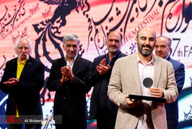 محسن تنابنده در مراسم اختتامیه بخش تجلی اراده ملی سی و هفتمین جشنواره فیلم فجر