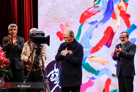 علی نصیریان در مراسم اختتامیه بخش تجلی اراده ملی سی و هفتمین جشنواره فیلم فجر