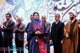 نرگس آبیار در مراسم اختتامیه بخش تجلی اراده ملی سی و هفتمین جشنواره فیلم فجر