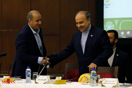 مسعود سلطانی‌فر ،وزیر ورزش و جوانان ، و مهدی تاج ، رئیس فدراسیون فوتبال ، در مجمع عمومی فدراسیون فوتبال