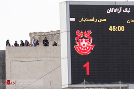 حضور بانوان مسجد سلیمانی در حاشیه یکی از دیدارهای تیم فوتبال نفت مسجد سلیمان در لیگ آزادگان 