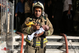نجات یک نوزاد در آتش سوزی برج پارامیس منطقه ۲۲ تهران