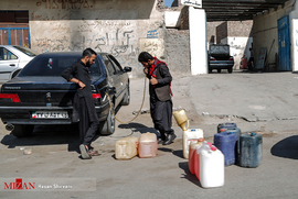 خرید و فروش غیر رسمی بنزین در خیابان یکی از شهرهای سیستان و بلوچستان 