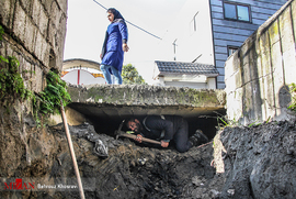 تلاش یک کارگر زحمتکش برای لایروبی معابر شهری - مازندران 