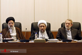 علی لاریجانی، آیت الله آملی لاریجانی و آیت الله رئیسی در جلسه مجمع تشخیص مصلحت نظام