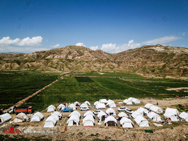برپا شدن چادرهای هلال احمر در روستای سیل زده چم مهر
