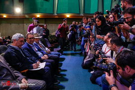 عکاسان و خبرنگاران در افتتاحیه سی‌و‌هفتمین جشنواره جهانی فیلم فجر