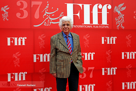 لوریس چکناواریان در اختتامیه سی‌و‌هفتمین جشنواره جهانی فیلم فجر
