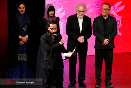 نوید محمدزاده در اختتامیه سی‌و‌هفتمین جشنواره جهانی فیلم فجر
