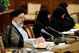 نشست هم اندیشی آیت الله رئیسی با صاحب نظران و نخبگان حوزه حقوق زنان
