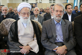 علی لاریجانی و آیت الله امامی کاشانی در مراسم ختم مرحوم مرتضی صفاری نطنزی